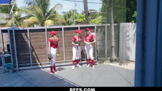 BFFS - Baseball ruhás csajok hancúrozni is tudnak