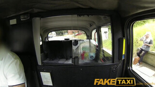 Faketaxi - szőrös pinájú milf nőci kúrel egyet