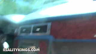Reality Kings - Dani Daniels és Abigail Mac a kocsiban nyalakodnak