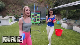 MOFOS - Daisy Stone és Scarlett Bloom édeshármasban kettyintenek