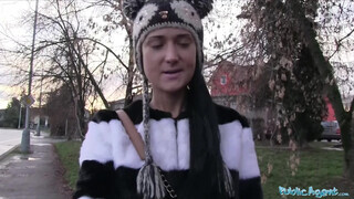 Public Agent - aranyos orosz maca az utcáról