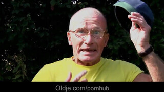 Idős tata hátsó lyukba kúrja a csábító tinit