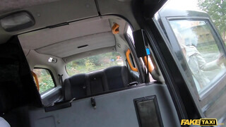 Fake Taxi - Cuki maca kamatyolni akar a taxiban