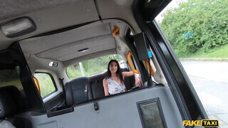 Fake Taxi - Vonzó kolumbiai macát kúr a taxis