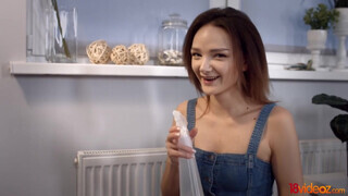 18videoz - Olivia Trunk kipróbálja segglyukba is