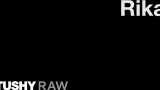 TUSHYRAW - Rika seggel lovagolja meg a óriási péniszt