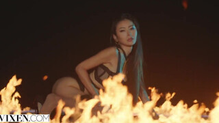 VIXEN - Rae Lil Black a szívdöglesztő ázsiai csajszika