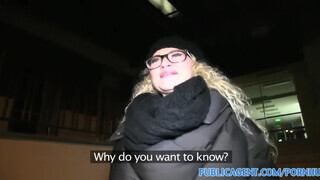 PublicAgent - Vonzó szemüveges szöszi