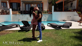 MOMxxx - Tina Fire a gigászi didkós barna milf