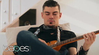 Babes - Mia Evans dug a gitáros pasassal