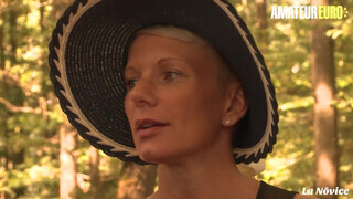 LaNovice - Mia Wallace az erdőben kupakol