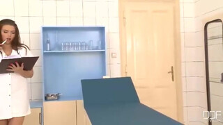 Csöcsös nővérke análba reszelve