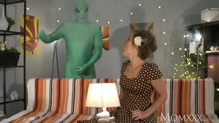 Mom XXX - Magányos milf és az alien
