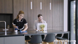 Private com - Marina Gold a gigászi fenekű szobalány