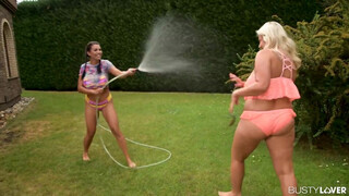 Chloe Lamour és Krystal Swift a szabadban