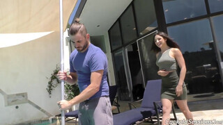 Abella Danger a csávója előtt kamatyol