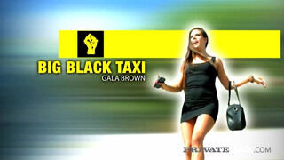 Gala Brown a taxiban reszel
