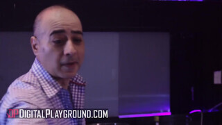 Digitalplaygournd - Aidra Fox a felizgult fiatal csajszika
