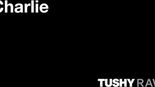 TUSHYRAW - Charlie a csinos világos szőke milf