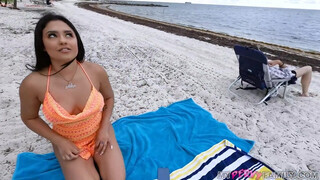 Serena Santos megdöngetve a tengerparton