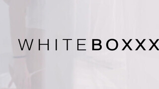 WHITEBOXXX - Isabella De Laa megkúrva a kanapén