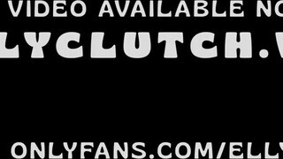 Elly Clutch telózás közben fügyit szop