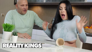 REALITY KINGS - Kira Queen a szomszéd krapekkal reszel