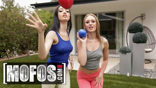 Mofos - Daisy Stone és Scarlett Bloom édeshármasban szeretkeznek