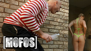 MOFOS - Harley King a kívánatos világos szőke tini bige