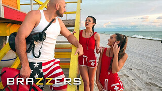 BRAZZERS - MacKenzie Mace és Kylie Rocket a csinos vízimentő csajok