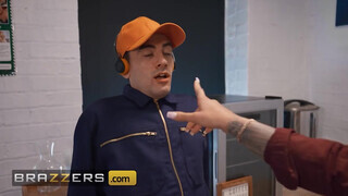 BRAZZERS - Irodai kívánatos Cameron Cohen sarokba szorítja a takarítót, Jordit, és lenyeli a termetes farkát