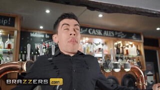 BRAZZERS - Zoe Grey italt akar és a pultos Jordi arcába spriccel, hogy felhívja magára a figyelmet