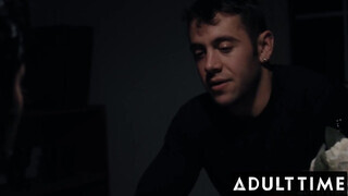 ADULT TIME - Kanos ex-fegyenc végre beteljesül a bűbájos sztriptíztáncosnő, Kenna James karjaiban