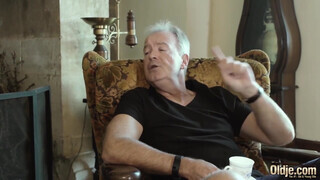 A csábos és kanos tini arra kéri mostohanagypapáját, hogy kúrja meg a punciját kutyapózban keményen