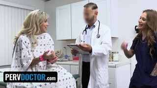 Szívdöglesztő Athena Anderson nővér spriccel a doktor farkára, miközben kinyalja a páciens punciját