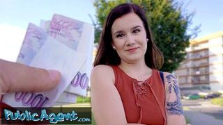 Fullos pici Eliss meztelenül pózol amatőr fotózáson