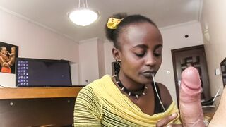 Nyakörves csoki luvnya nyáladzik a főnök kukacán