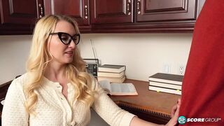 Fullos 40-es Julia Robbie és a fiatal hapsi