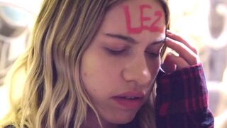 Tini lányok forró fürdőszobai lesbi játszmája