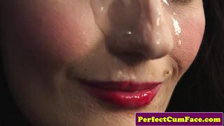 Gyönyörű csipkés szépség hatalmas adag arcon