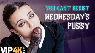 Lispy wednesday kettyintette a nevelő apa gigantikus faszát mint egy igazi kutyaként