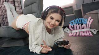 Kicsike tini szuka Aria Banks elkapja magas mostohabátyját Chris Epicet, aki a szobájában veri a pöcse