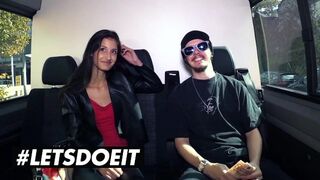 Vékony csoki Coco Kiss pénzért orálozza a gigászi csoki fazt az autóban
