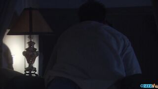 Tini csajszika cidázik és lovagol a farkon ágyban lefekvés előtt
