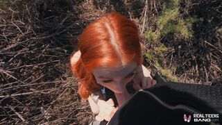 Kívánatos vörös tini Madi Collins kibelezi a puncáját és keményen megdugja a méretes cerkája
