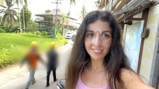 Aranyos tini csajszi nyaldossa a hamburgerét az arcára fröccsent ondó közben közkifőzdében