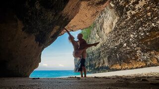 Vad baszás a csinos strandon és forró ondó borít be