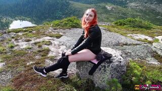 Tini vörös szuka masturbál a hegyekben orgiáig