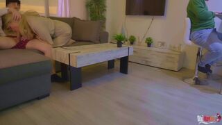 Mostohaanya leszopja a nevelő fia farkát és análba kufircolják a férje háta mögött
