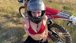 Fullos motoros gádzsi cidázza a motorost az enduro mezőn